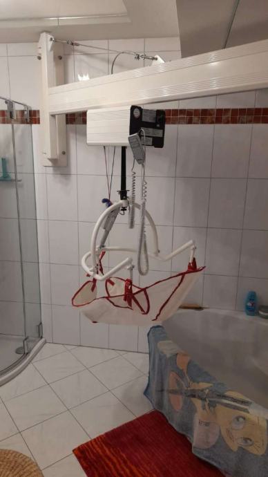Zidni lifter/dizalica za osobe s invaliditetom